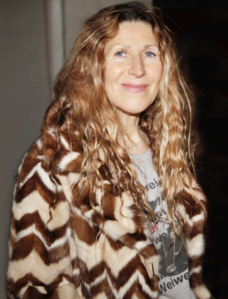 1 DCD561 B 464 F 4 CFC B48 C 572 FA3 DFA56 D